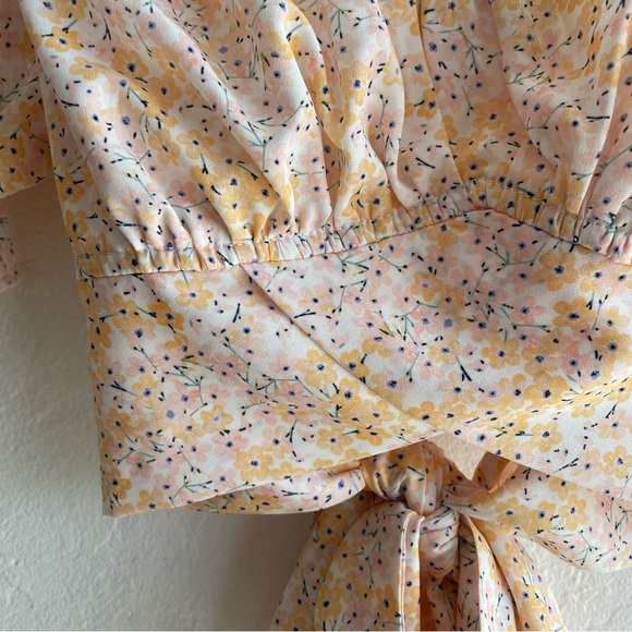Cropped Floral Short-Sleeve Crossover Wrap Top - Picture 4 of 9